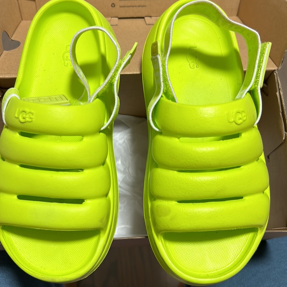 Uggs - Picture 2 of 6